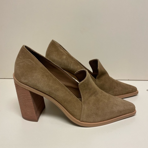 Vince Camuto Wevenly Stacked Heel Pump in Sandy Brown | Size 9M - Picture 5 of 12